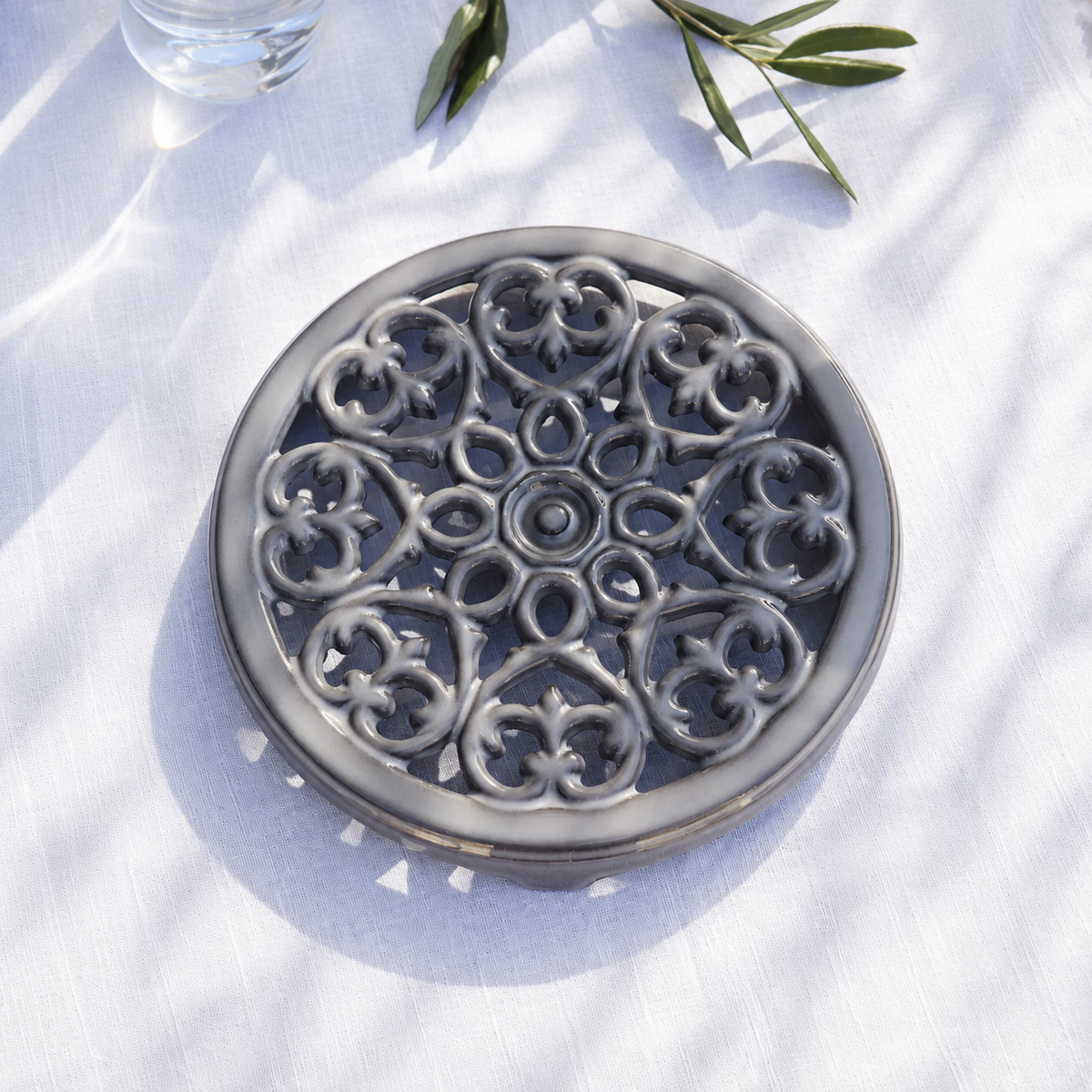 VEYUNA Cast Iron Trivet 23cm - Round Lily Design for Food Prep & Serving